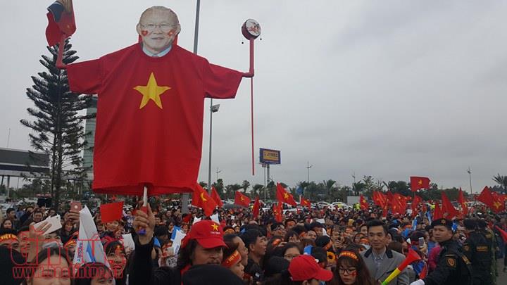 Không khí náo nhiệt đón đội tuyển U23 Việt Nam tại sân bay Nội Bài, Hà Nội ảnh 8